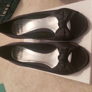 Women's satin pump